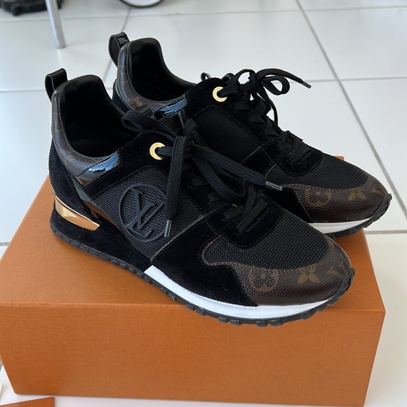 Louis Vuitton RUN AWAY SNEAKER size 39 and 8 USA - Picture 4 of 11